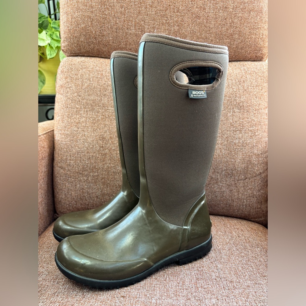 Women’s size 7 tall Sydney Bogs Boots